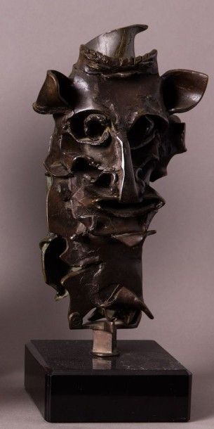 Pierre SEGERON

Masque
Bronze à patine brune...