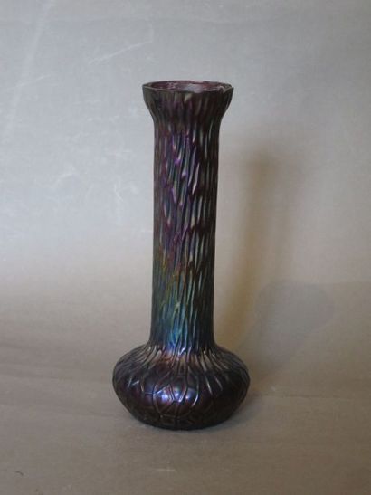 Attribué à LOETZ

Petit vase en verre moulé...