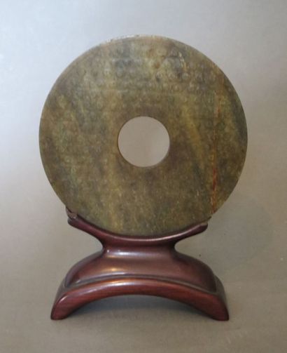 Disque bi en pierre dure sur un socle en...