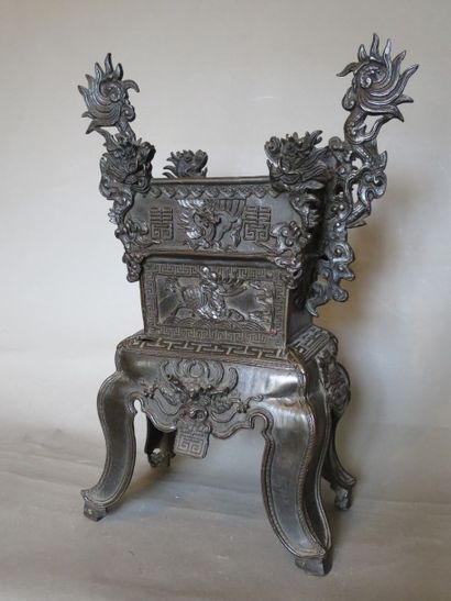 Jardinière en bronze patiné reposant sur...