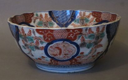 Saladier en porcelaine du Japon à décor Imari.
XIXe...