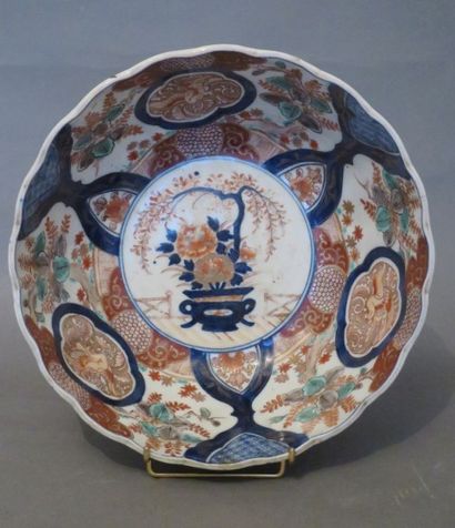Saladier en porcelaine du Japon à décor Imari.
XIXe...