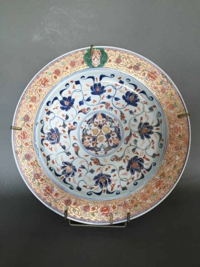 Grand plat rond en porcelaine à décor polychrome...