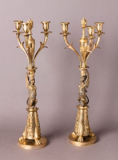 Paire de candélabres en bronze doré représentant...