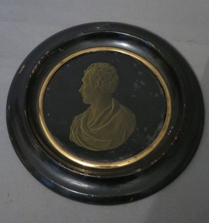 Médaillon en marbre noir gravé et doré d'un...