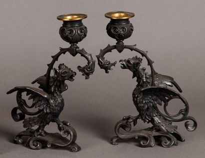 Paire de bougeoirs en bronze à patine argent...