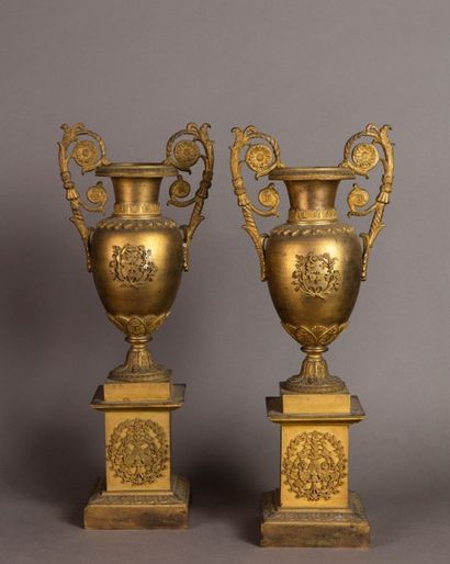 Paire de vases de forme balustre sur piédouche...
