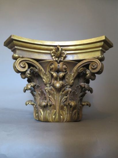 Chapiteau corinthien en bronze doré et ciselé...