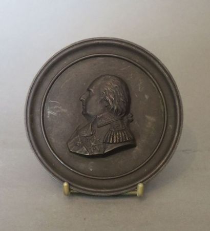 Médaillon rond en bronze patiné représentant...