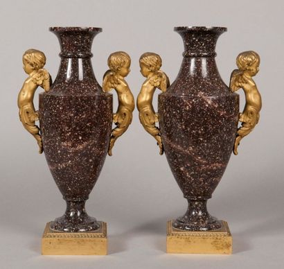 Paire de vases de forme fuseau en porphyre,...