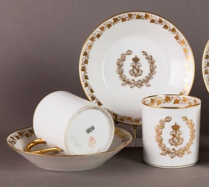 SÈVRES
Deux tasses «litron» en porcelaine...