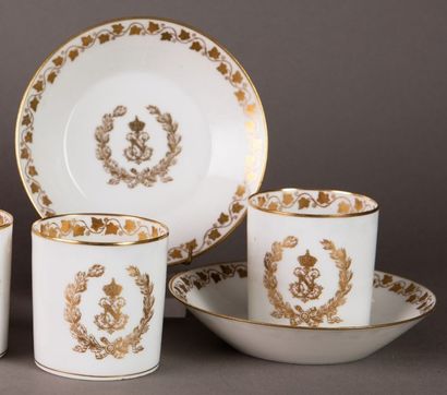 SÈVRES
Deux tasses «litron» en porcelaine...