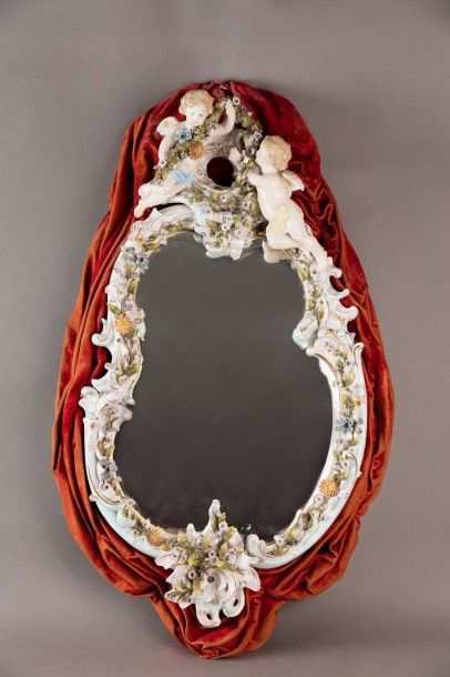Miroir de forme mouvementée en porcelaine...