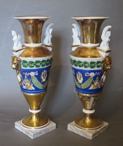 Paire de vases en porcelaine polychrome de...