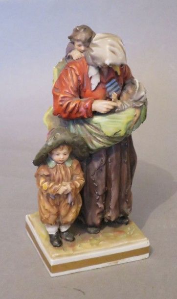 Statuette en porcelaine polychrome représentant...