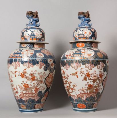 Paire de vases couvert de forme ovoïde en...