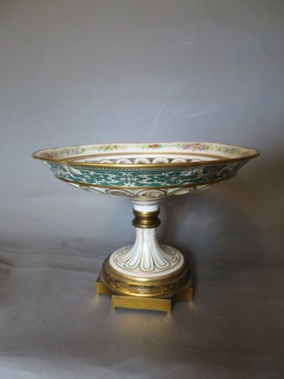 SÈVRES
Coupe circulaire ajourée sur piédouche...