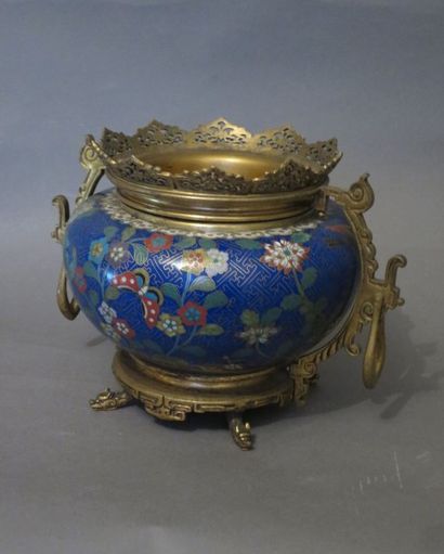 Vase en émaux cloisonnés monture en bronze...