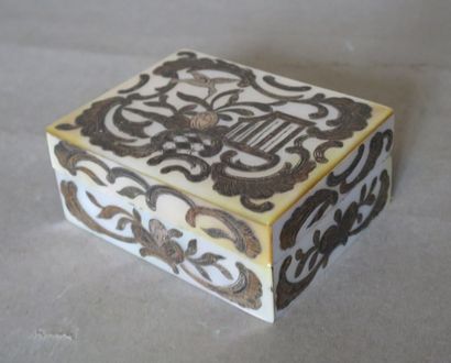 Boîte en os et placage de nacre à décor de...