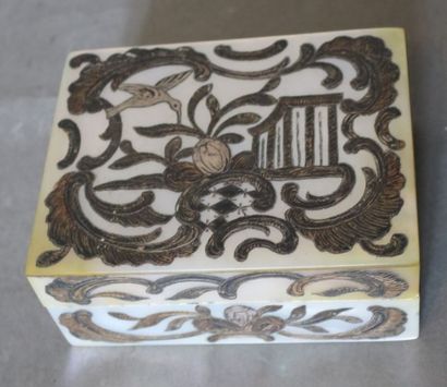Boîte en os et placage de nacre à décor de...