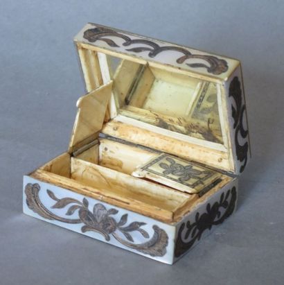Boîte en os et placage de nacre à décor de...