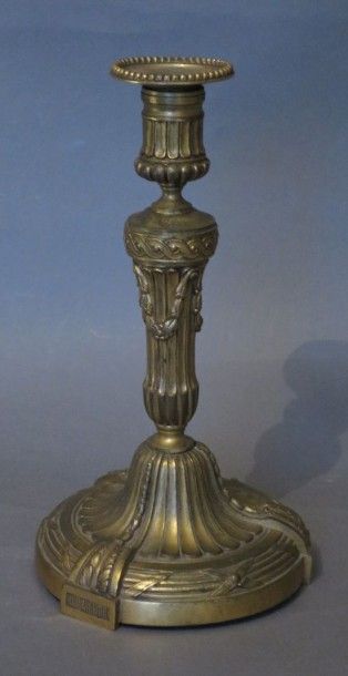 Flambeau en bronze doré et ciselé à décor...