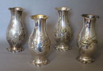 Maison Armand FRENAIS
Quatre vases en métal...