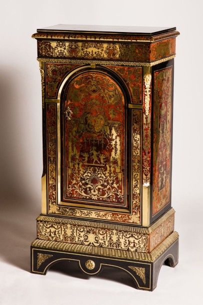 (*) Petit meuble à hauteur d'appui, de forme...