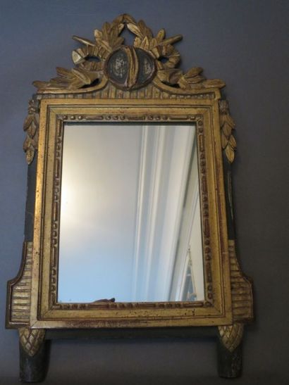 Miroir en bois doré et patiné à décor d'une...