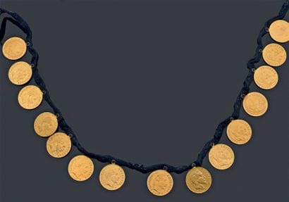 Collier montée de quinze pièces de dix franc...