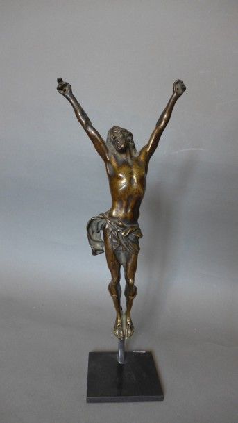 Christ en bronze patiné, traces de dorure.
D'après...
