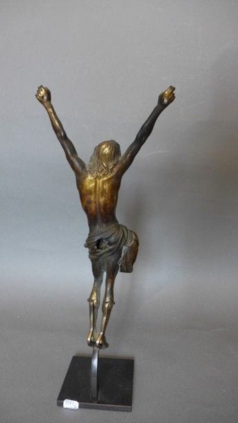 Christ en bronze patiné, traces de dorure.
D'après...