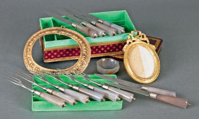Nécessaire de couverts comprenant six fourchettes...