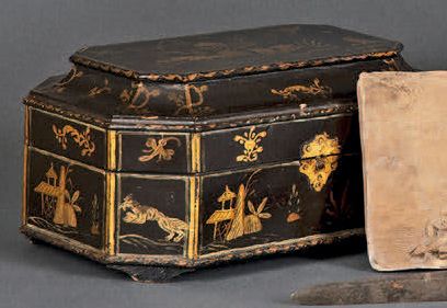 Coffret octogonal en bois laqué noir à décor...