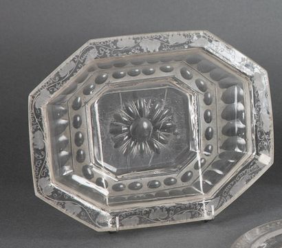 Trois assiettes creuses en verre dont deux...