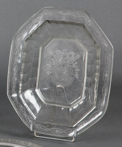 Trois assiettes creuses en verre dont deux...