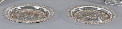 Deux assiettes rondes en verre à décor gravé...