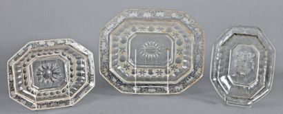 Plat creux octogonal en verre gravé à décor...