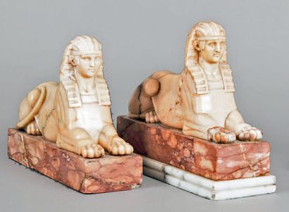 Paire de sculptures représentant des sphinx...