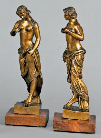 Deux sculptures en bronze doré représentant...