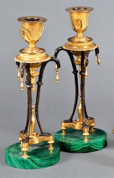 Paire de bougeoirs en bronze doré et patiné,...