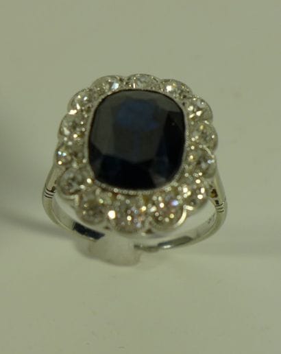 * Bague en platine sertie d'un saphir de...