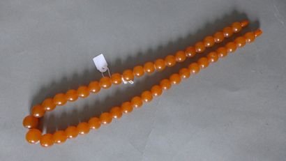 Collier de boules d'ambre en chute.
Poids...