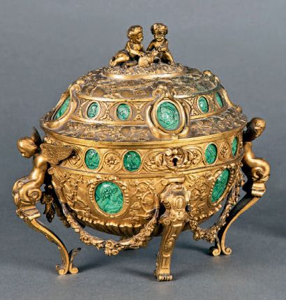 Coffret à bijoux en bronze doré et ciselé...