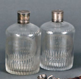 Paire de flacons en verre, gravés d'un côté...
