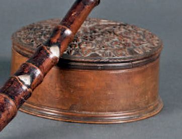 Boîte ronde en bois sculpté. Le couvercle...