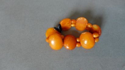 Bracelet d'ambre de taille cabochon alterné...