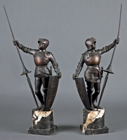 Deux sculptures en bronze à patine brune...