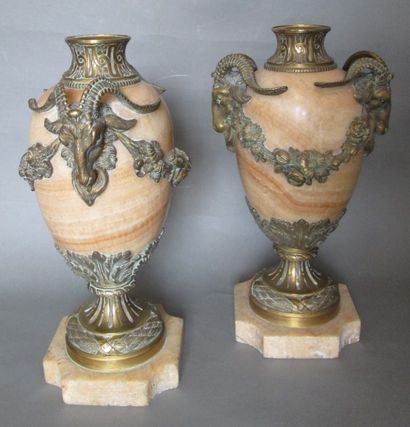 Paire de vases balustres en albâtre à décor...