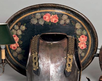 Plateau rond en tôle peinte à décor de fleurs...